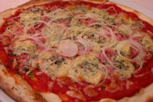 pizza pizza gorgonzola onion