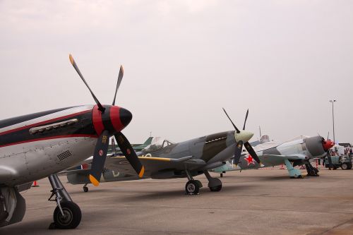 planes airshow propellers