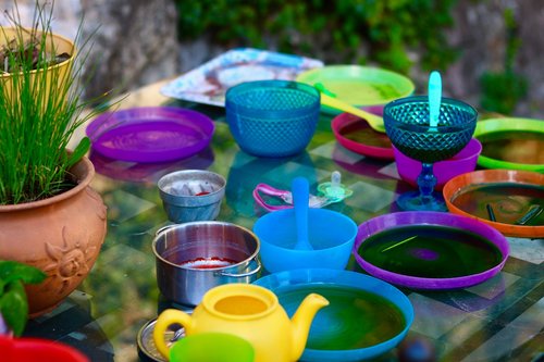 plastic  garden  tableware
