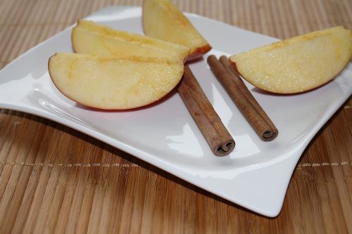 plate decoration apple slices cinnamon