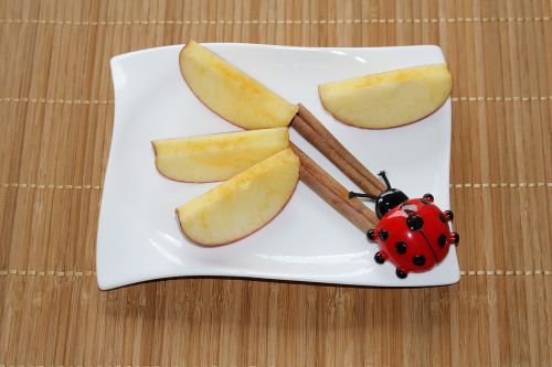 plate decoration apple slices cinnamon