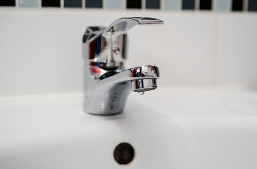 plumber repair faucet