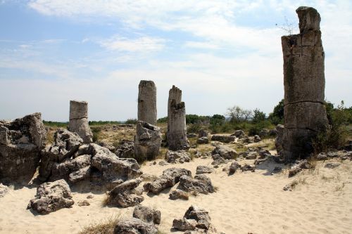 pobiti kamuni forest stone