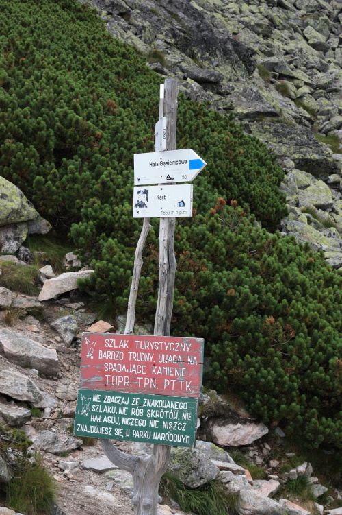 polish tatras hiking trail signpost