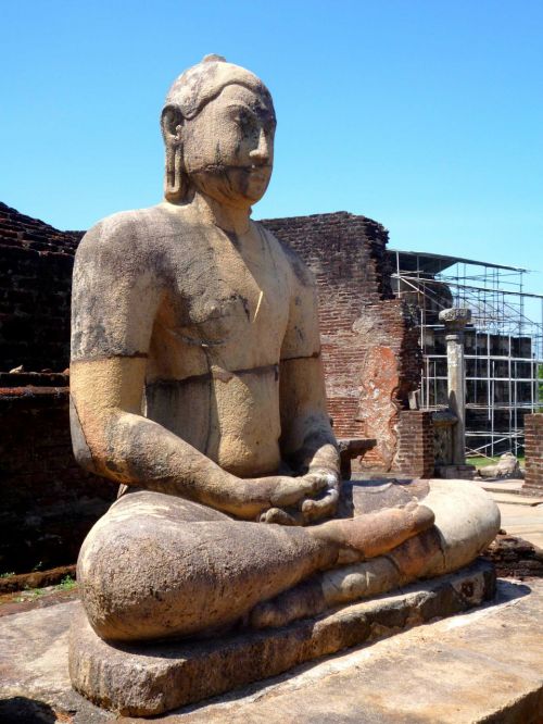 polonaruwa sri lanka statue