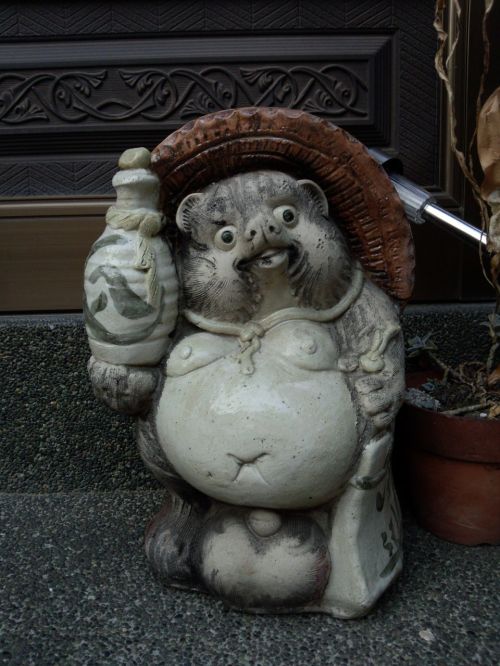 pom figurine statue