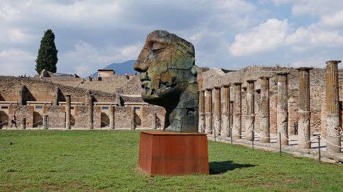 pompeii statue naples