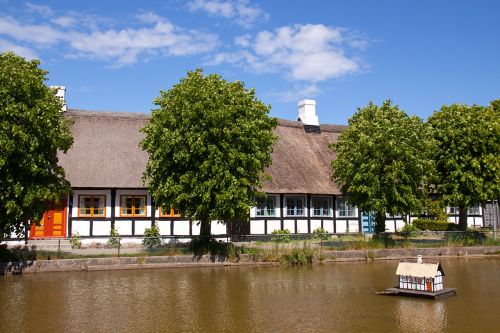 pond farm houses