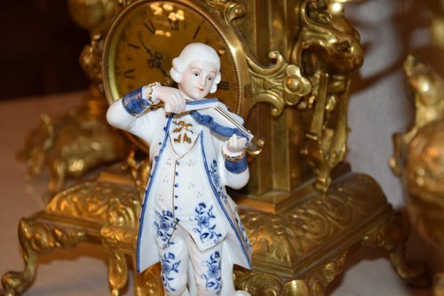 porcelain  figurines  clock