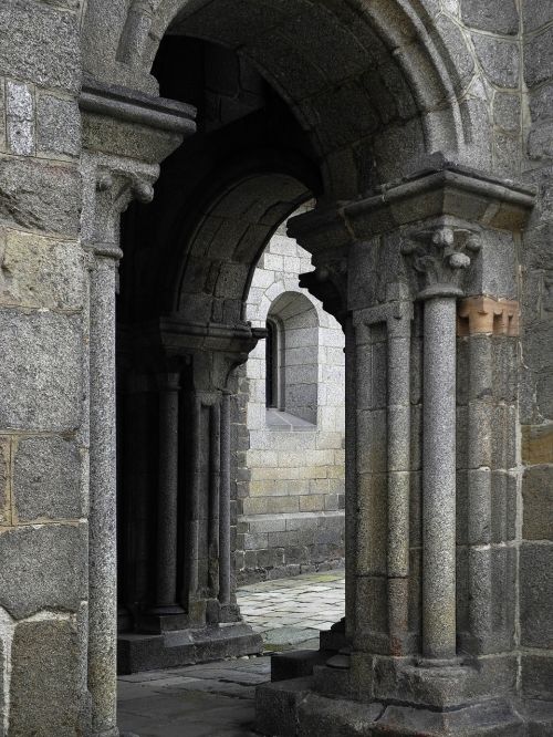 portal the romanesque building
