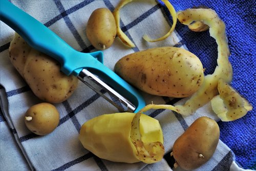 potatoes  peeling  raw