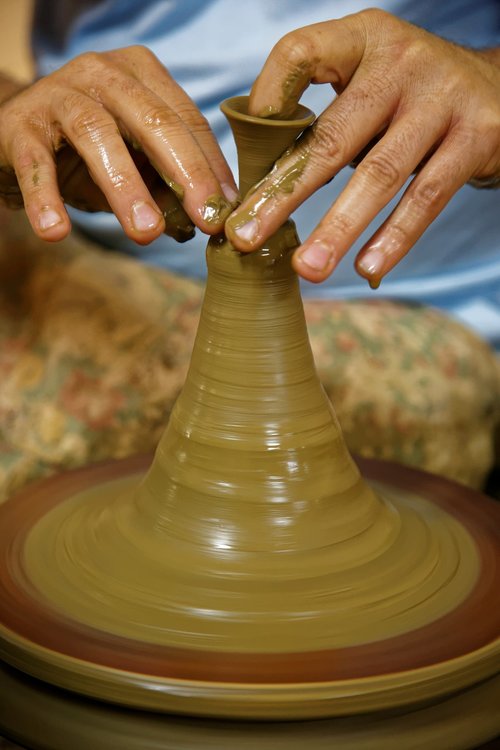 potter  hands  clay