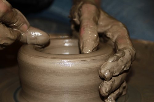 pottery  hands  closeup