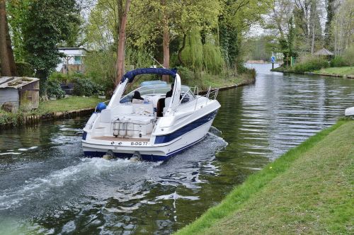 powerboat cabin boat fast