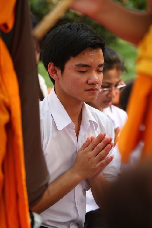 pray buddhists rose petals