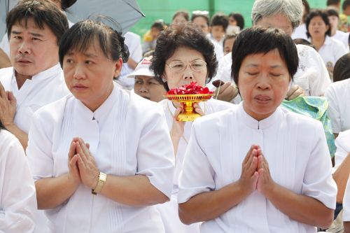 praying buddhists buddhism