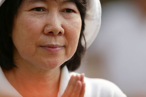 praying woman buddhists