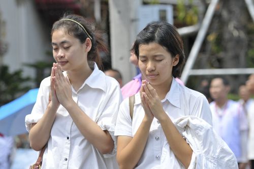 praying buddhists thai