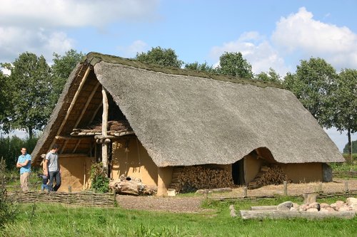 prehistoric house  house hunebedbouwers  dolmens