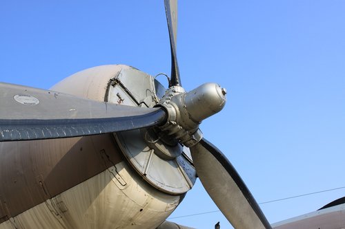 propeller  plane  flight