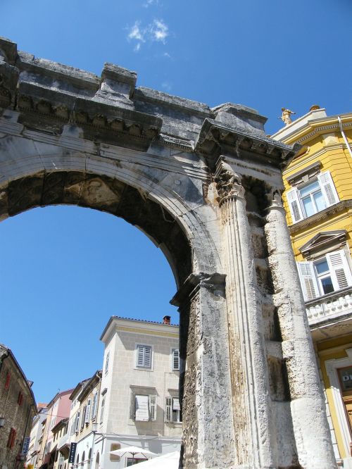 pula arch old