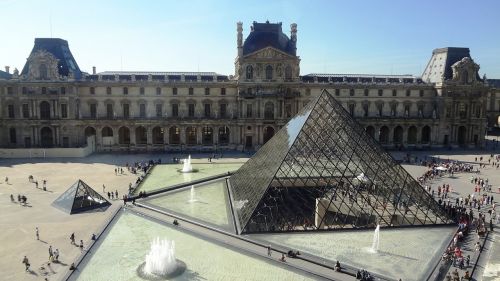 pyramid glass louvre