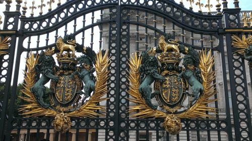 queen elizabeth london royal coat of arms