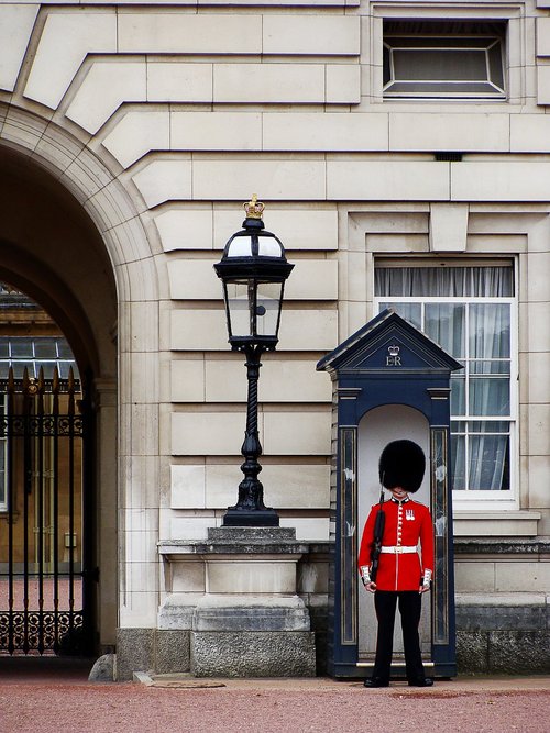 queen's guard  royal guard  england