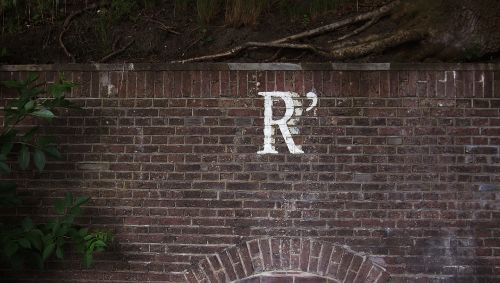 r wall brick