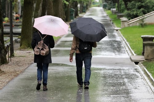 rain  tourists  walking