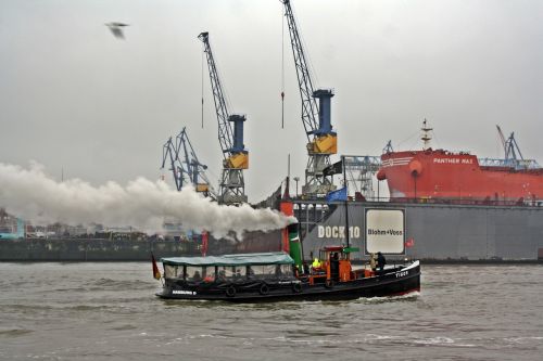 rainy weather harbour cruise hamburg