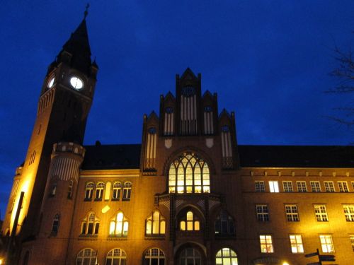 rathaus köpenick abendstimmung blue yellow