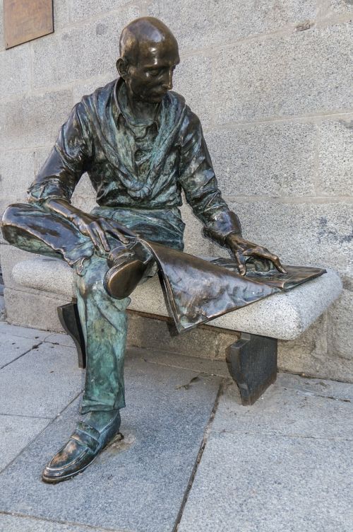 reader read statue