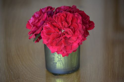 red table decorations bouquet
