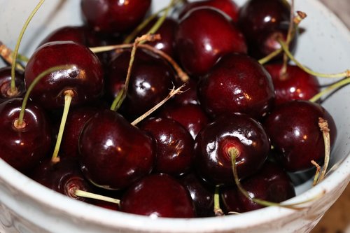 red  cherries  healthy