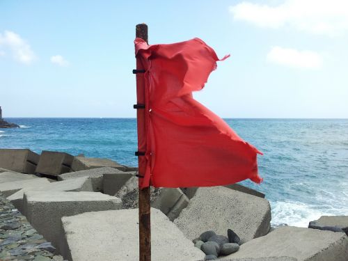 red flag sea wind