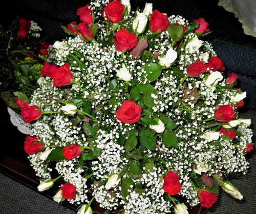 red roses white roses baby's breath
