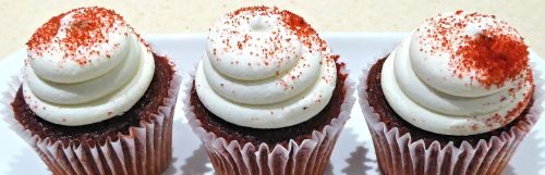 red velvet cupcakes frosting sugar