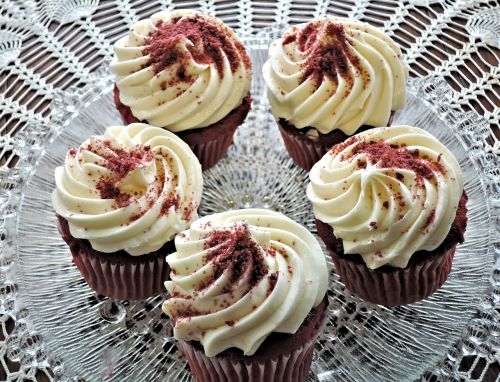 red velvet cupcakes cream cheese frosting decorative sugar