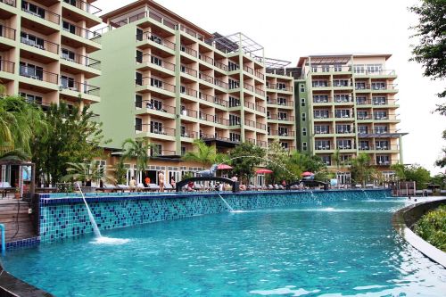 resort swimming the swimming pool