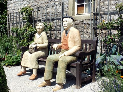 rest sculpture man and woman