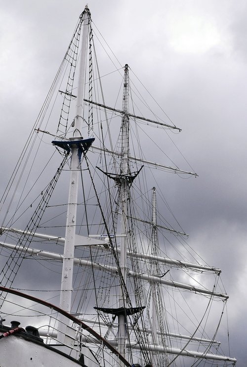 rigging  three masted  sailing vessel
