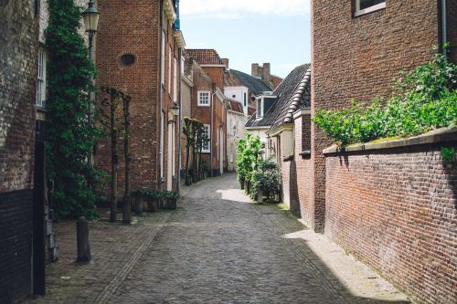 road street narrow