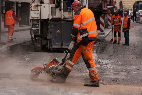 road construction construction workers teersäge