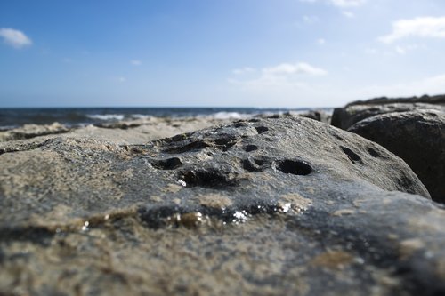 rock  rocks  water