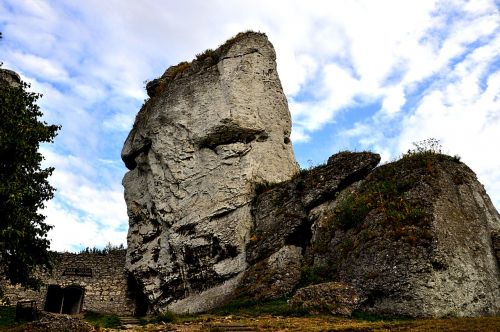 rocks face the erosion of