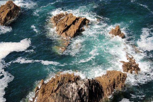 rocks crashing waves foam