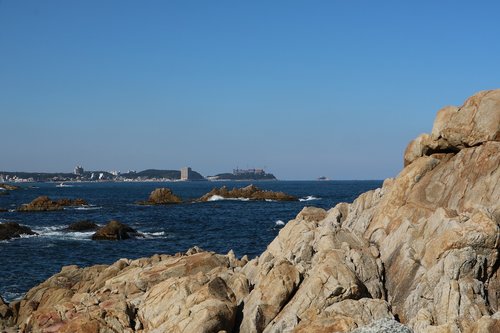 rocky coast  horizon