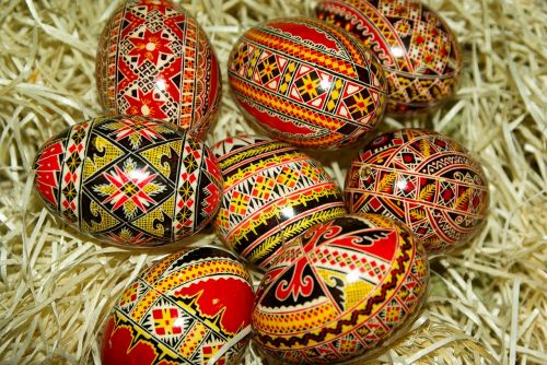 romania painted eggs straw