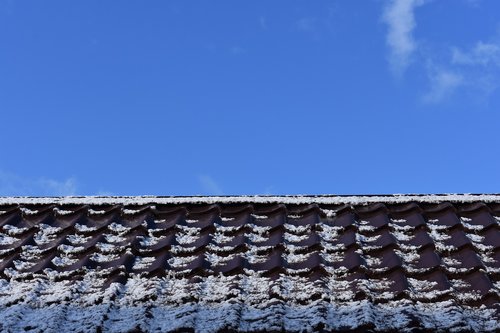 roof  snow  sky